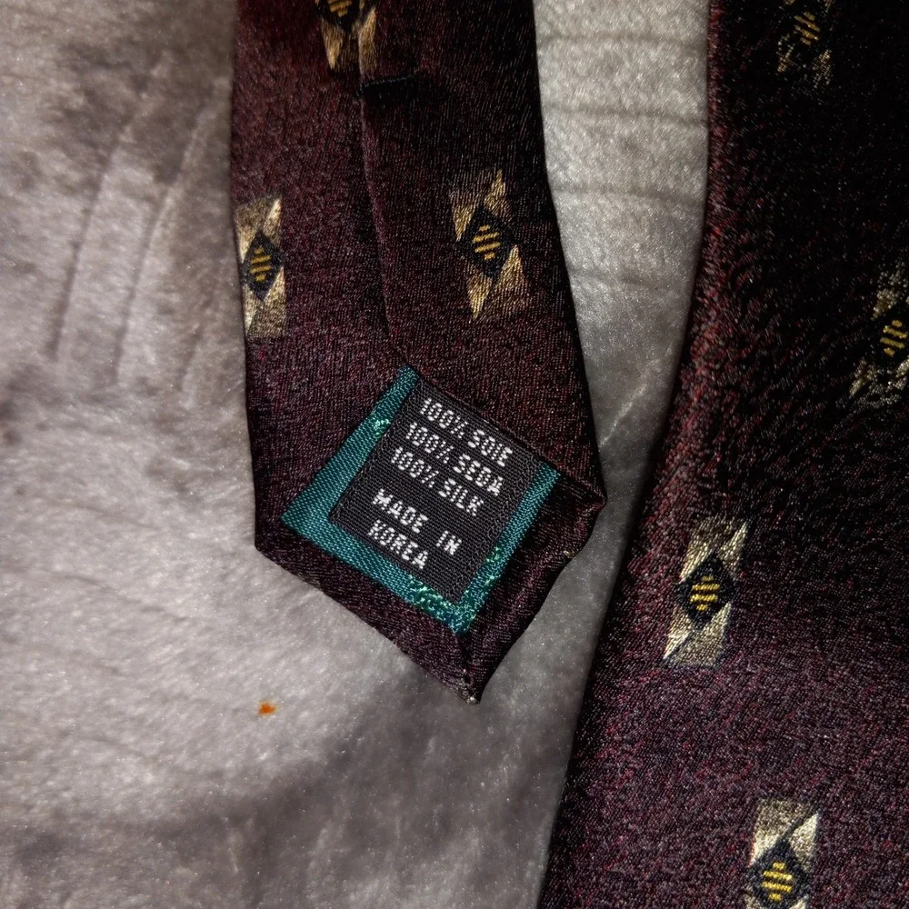 Vintage TAILORS ROW FINERY BURGANDY SILVER Gold Medallion Shield Silk Tie